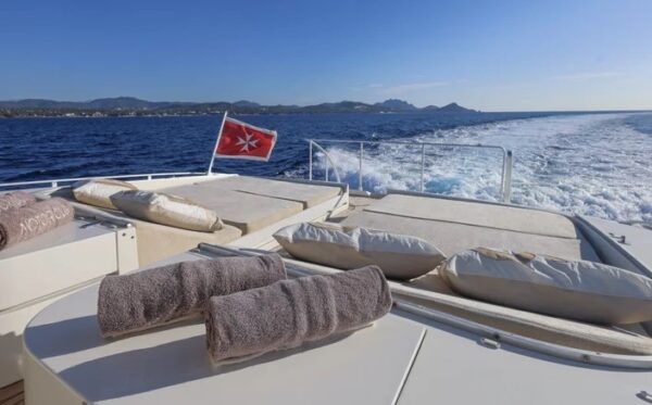 leopard-27-yacht-charter15-5.jpg